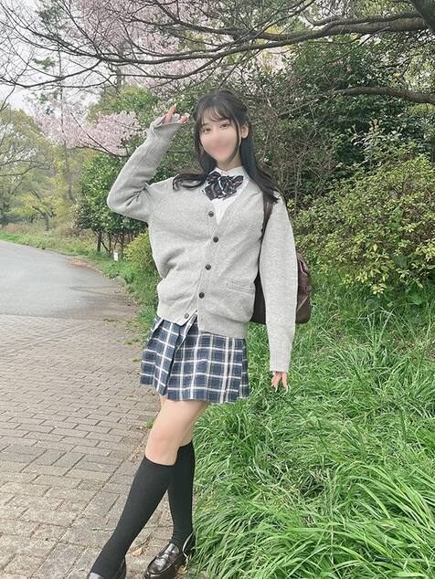 FC2PPV 4669180 Emi-chan, 18 years old, a fair-skinned, slender beauty with hidden big breasts, horny and horny in the spring weather, creampie sex *First come, first served, high quality bonus included*
